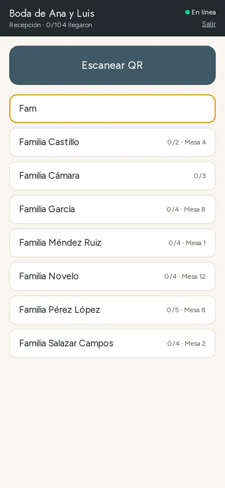 App de Acomódalos en el celular de la hostess, buscando a una familia en la puerta del salón.